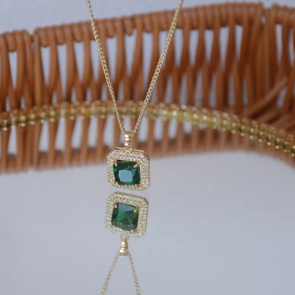 18K GOLD GREEN STONE NECKLACE, NICE NECKLACE, CUTE NECKLACE - Picture 3 of 5